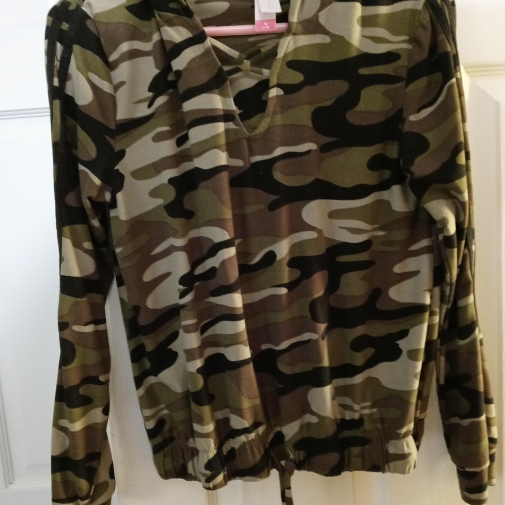 Girls camo long sleeve with good